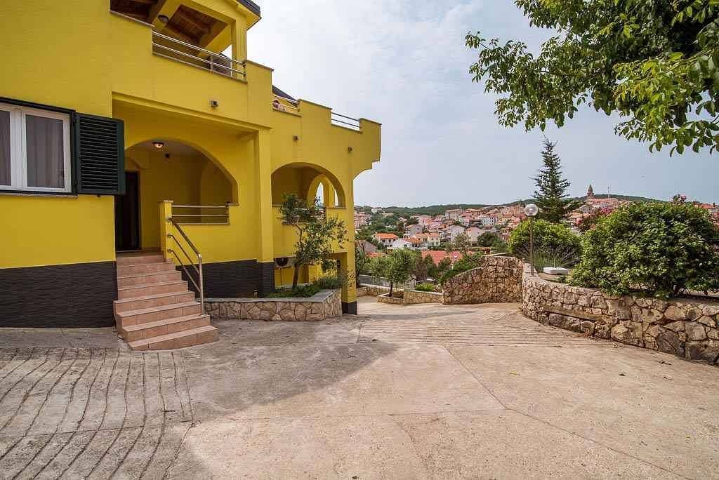 Foto 4 von 27: Ferienwohnung mit Terrasse und Klimaanlage