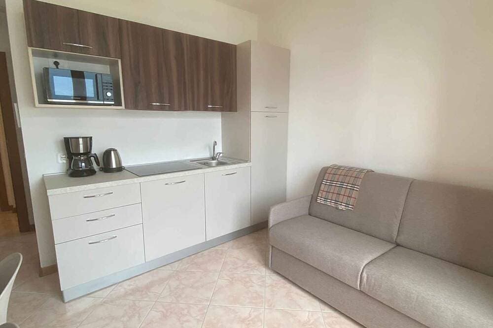 Foto 11 von 25: Ferienwohnung mit Balkon, Seeblick und Pool