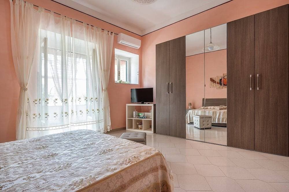 Foto 3 von 30: Die Mispel, Private newly-refurbished 3 bedroom apartment with large terrace, air-conditioning, outd...