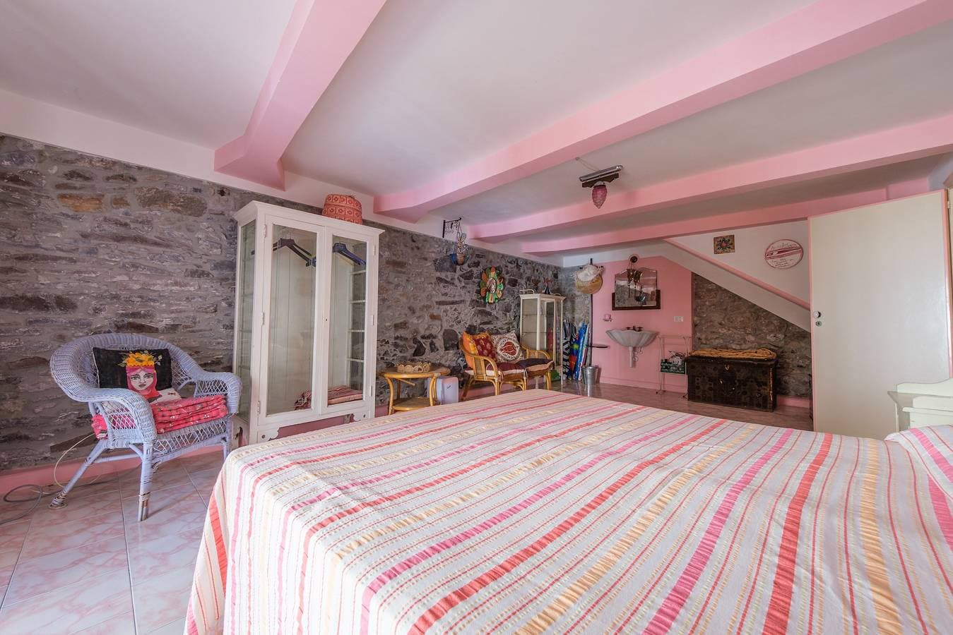Foto 12 von 28: Zimmer 'Rosa' mit gemeinsamer Terrasse, WLAN und Klimaanlage