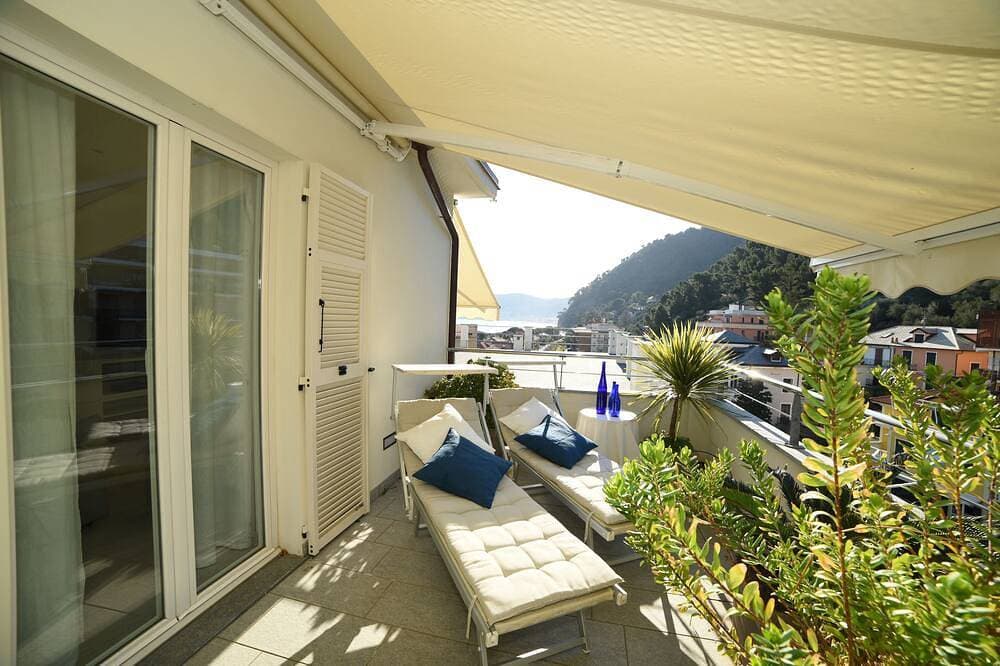 Einen Steinwurf vom Meer entfernt, ein herrliches Panorama-Penthouse mit Doppelgarage 1