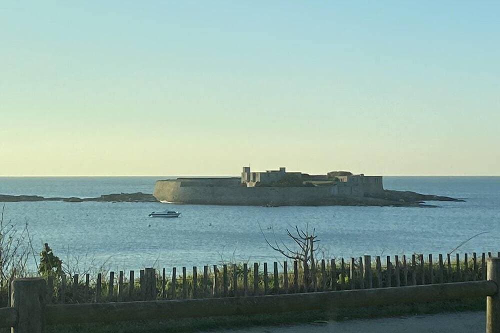 Foto 13 von 14: Studio 2 pax, superb sea view, 50m from the beach of Fort Bloqué