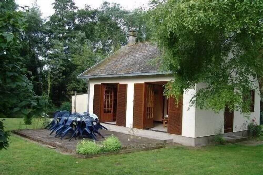 A single-story house in a quiet, rural hamlet. Pets allowed 1