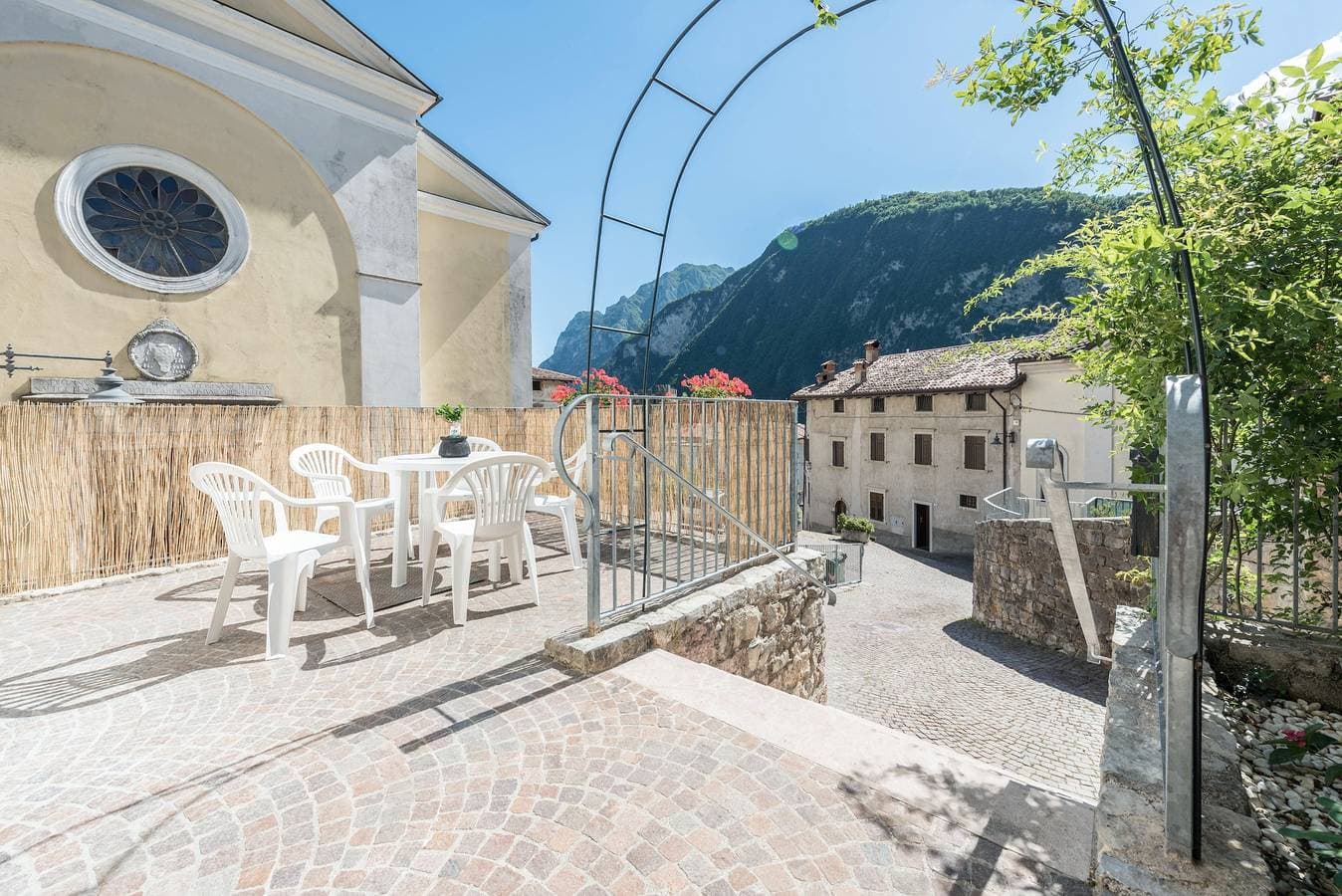 Foto 2 von 45: Ferienwohnung "Appartamento Ania Vista Castello" mit Bergblick und Terrasse