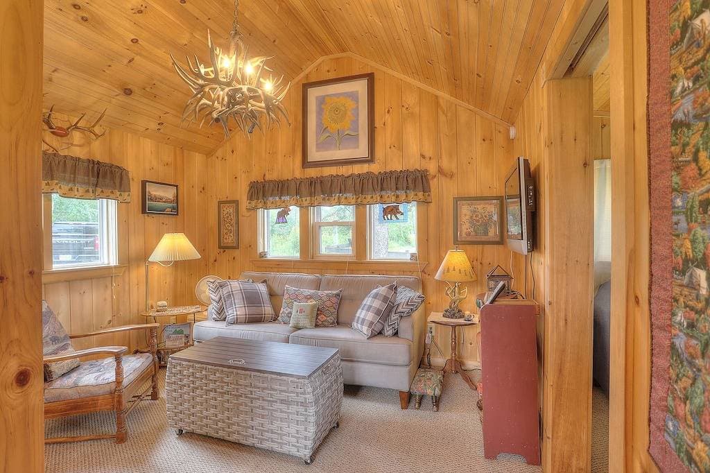 Foto 4 von 17: Cozy Haley Pond Waterfront Cottage in Downtown Rangeley