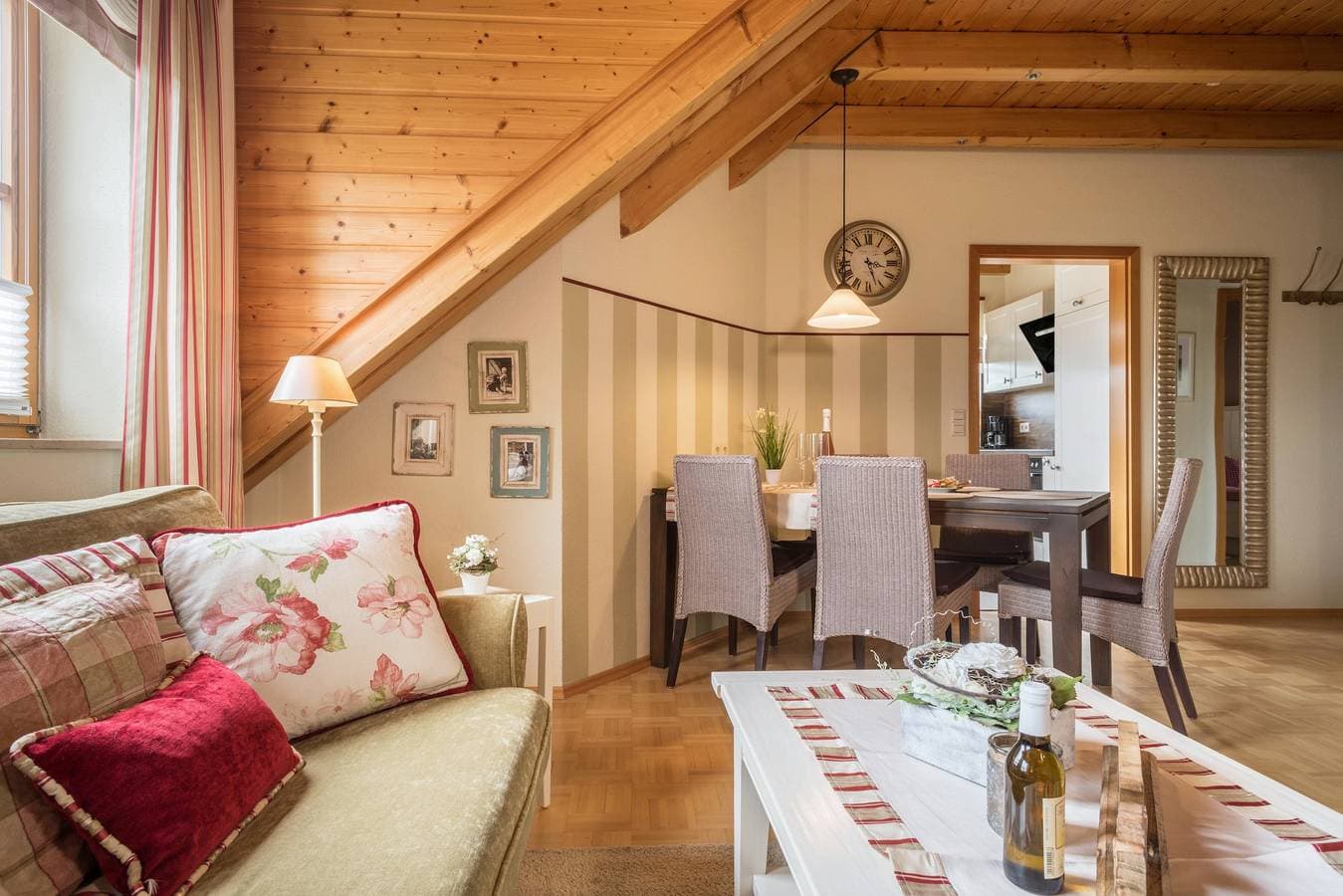 Foto 11 von 32: Charmante Ferienwohnung 5 auf dem "Trostelhof" mit Balkon