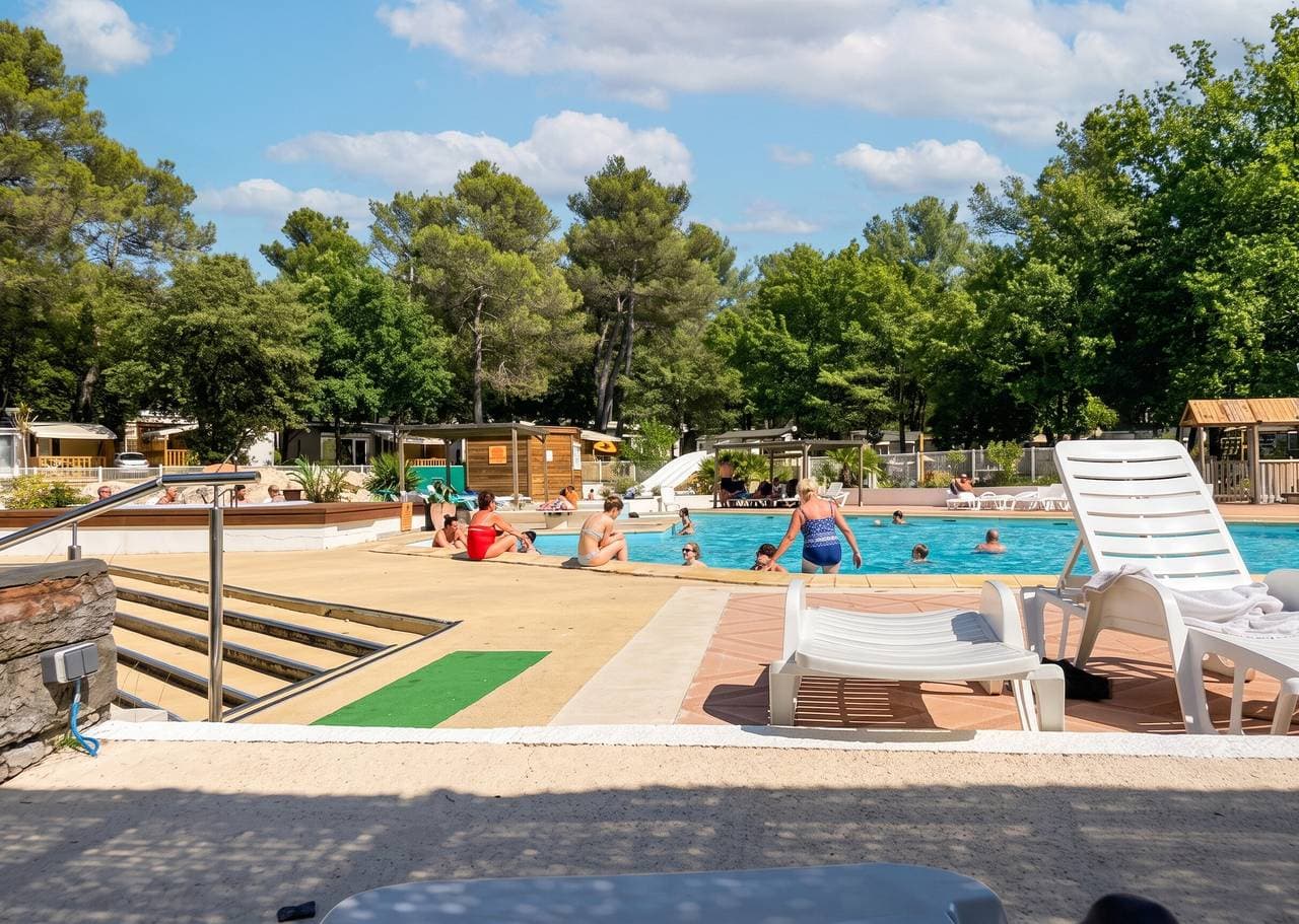 Foto 9 von 12: Komfortabler Bungalow in Nans-les-Pins mit Gemeinschaftspool
