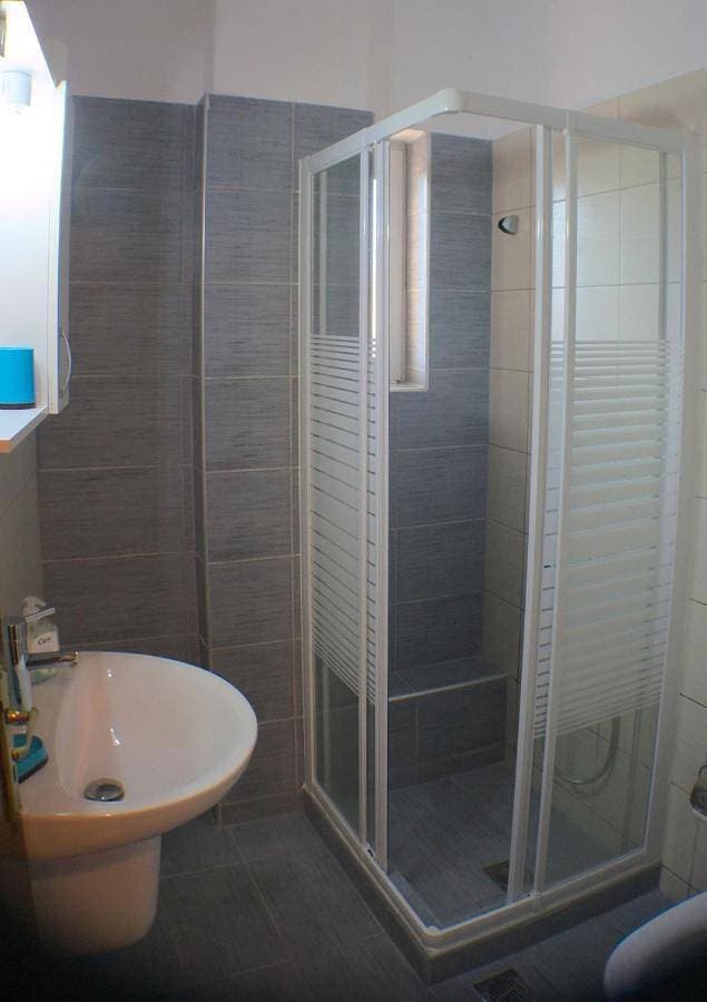 Foto 5 von 5: Economy Twin Room