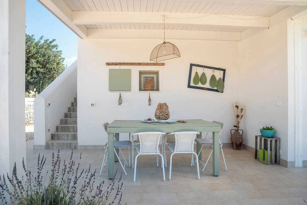 Foto 5 von 9: Mediterranean-style villa surrounded by centuries-old olive and lemon trees