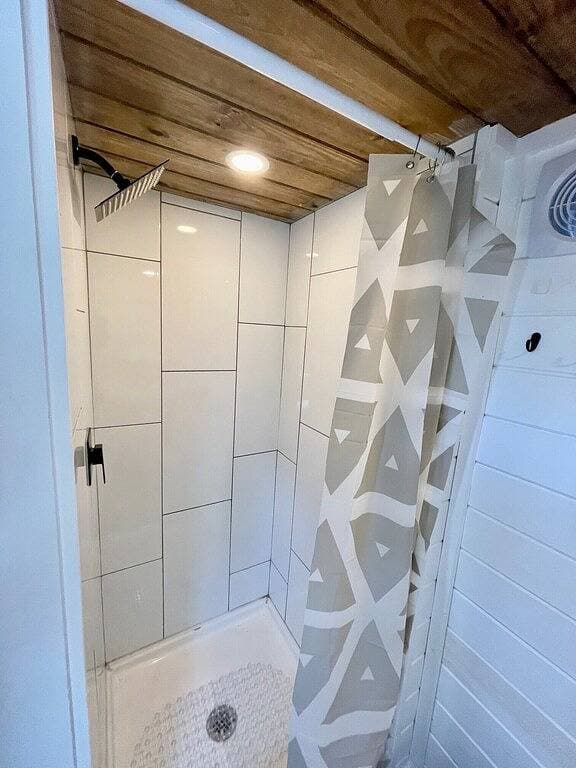 Foto 5 von 15: Houston Tiny Home New, Tx Monthly Magazine Builder