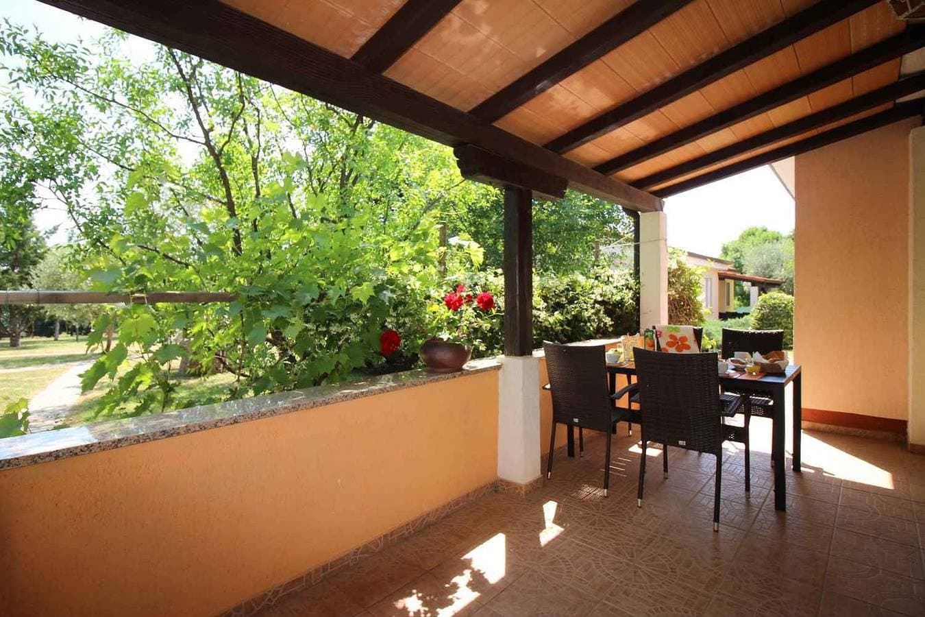 Foto 4 von 27: Bungalow mit Pool und Klimaanlage