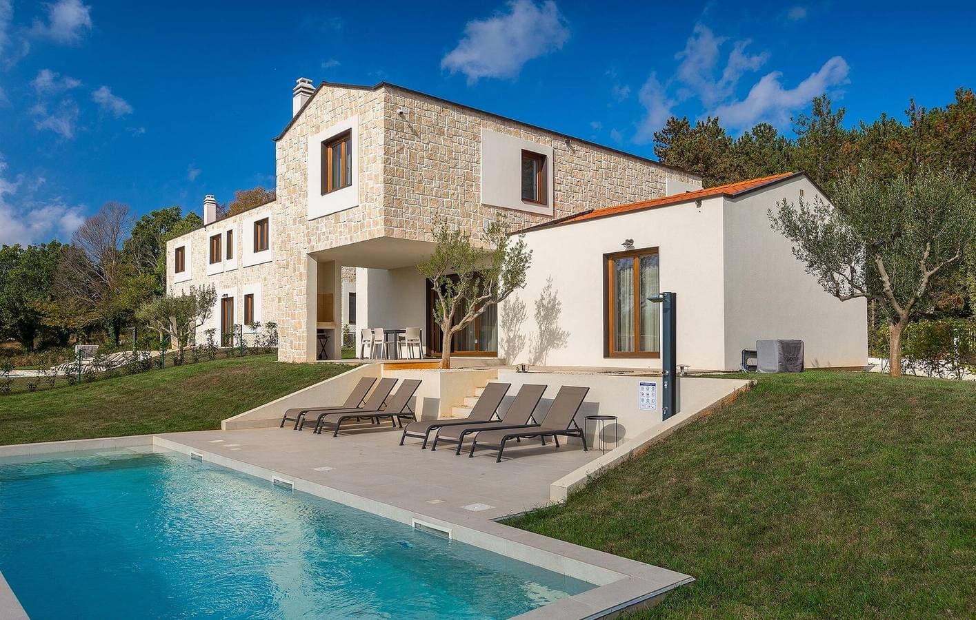 Foto 11 von 43: Gemütliche 2-Zimmer-Wohnung mit Pool, WLAN und Terrasse, 2,5 km vom Zentrum von Anzici entfernt