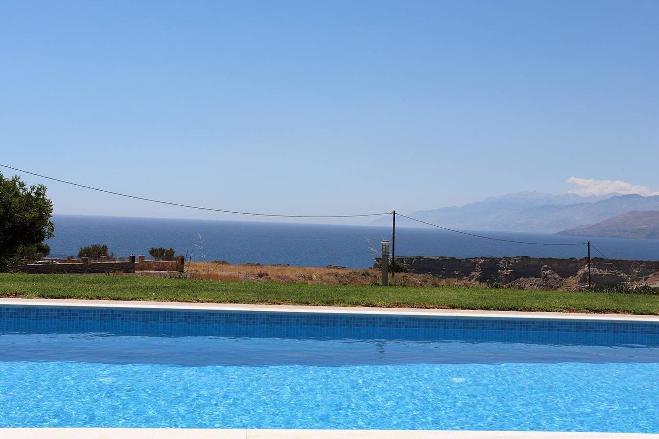 Foto 3 von 38: Weiter Blick auf Landschaft und Meer, Pool, 4 Pers. | Ferienhaus Triopetra, Kreta