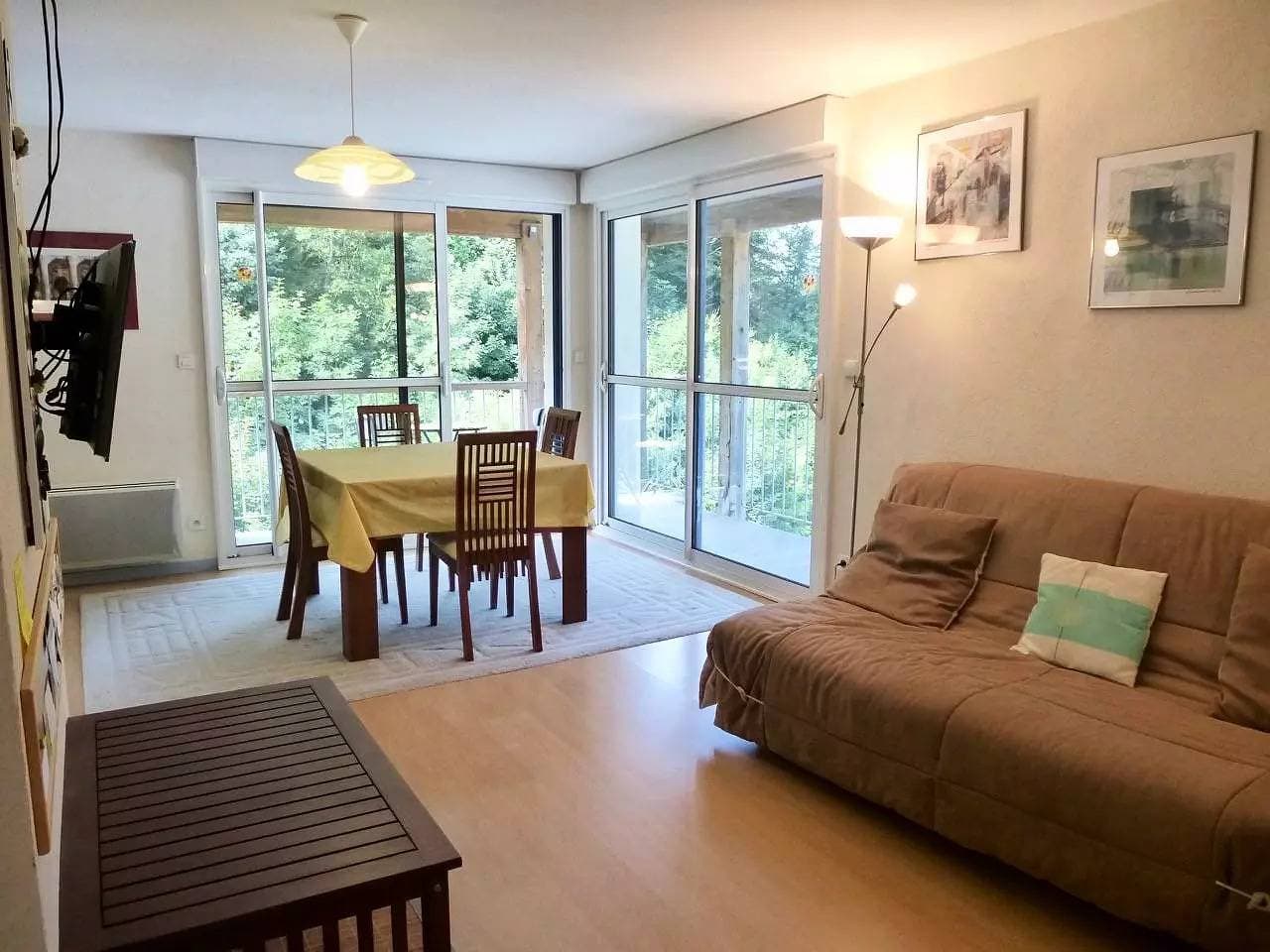 Helle Wohnung mit 2 Balkonen und überdachten Parkplätzen 1