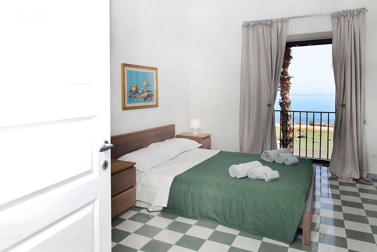 Dimora Burrafato 1: Historische Residenz direkt am Meer 1