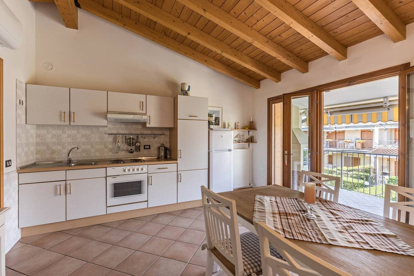 Foto 2 von 30: Apartment 'Lazise Colá' mit Gemeinschaftspool, privater Terrasse und Klimaanlage