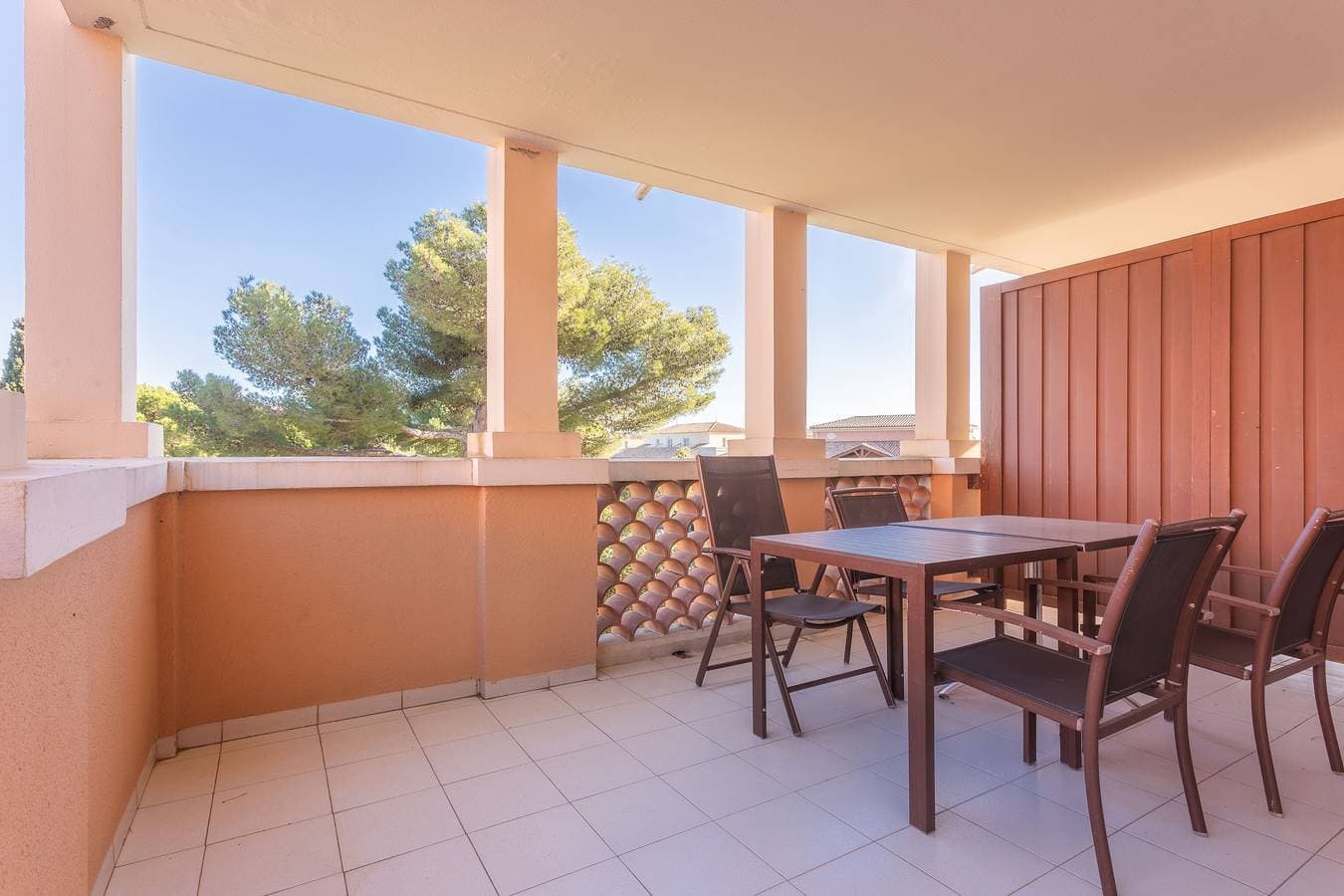 Foto 8 von 32: Einzimmerapartment 'Cap Esterel' mit Bergblick, Gemeinschaftspool und Klimaanlage
