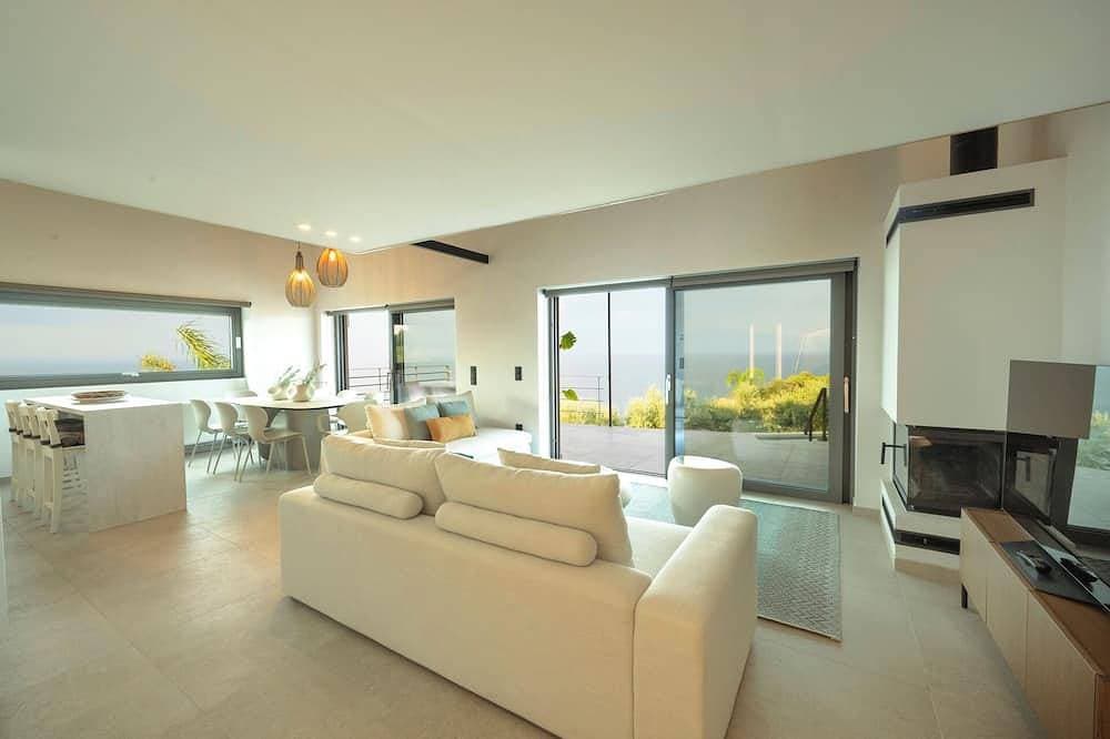 Foto 3 von 9: Luxury Villa with Private Swimming Pool & Sea View