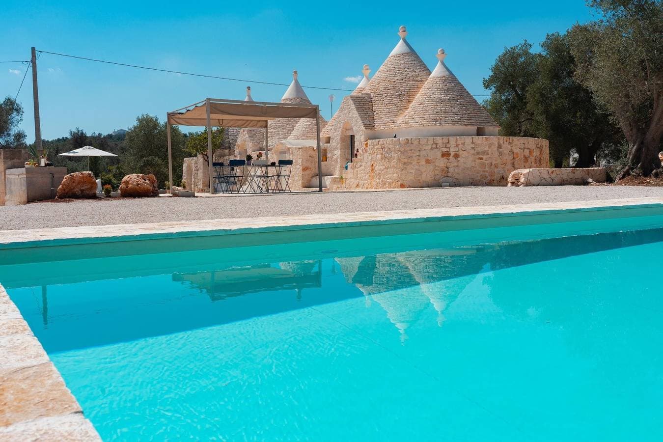 Foto 4 von 33: Trulli Scacciapensieri mit privatem Pool in der apulischen Landschaft