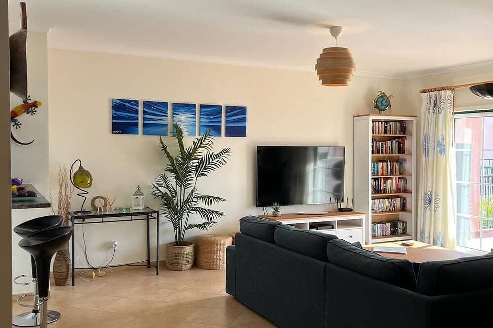 Foto 12 von 22: Geräumiges Luxusapartment Riesiger Balkon mit Blick auf Schwimmbäder & Gärten
