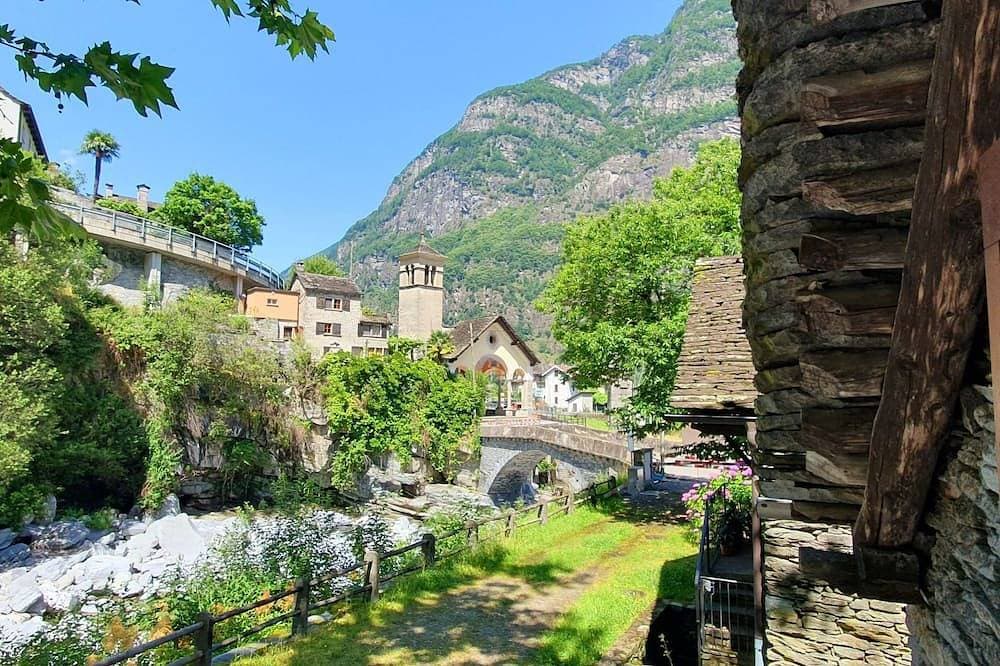 MAva\"-Haus mit Blick aufs Wasser 1