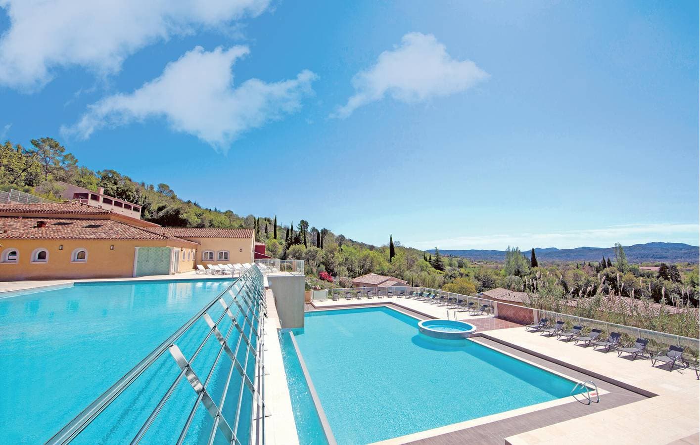 Foto 12 von 32: Callian Poolside Apartment mit AC & Parkplatz