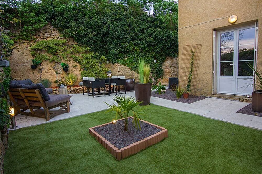 1mn walk from the historic center apartment, terrace and private garden 1