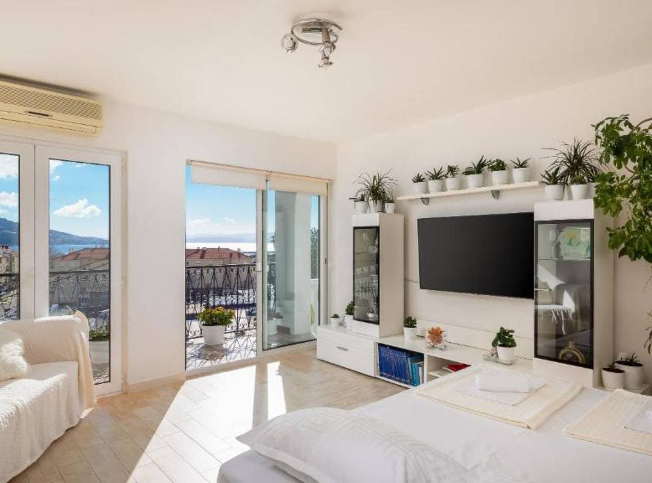 Foto 3 von 37: Apartment Adriatic Pearl - One Bedroom Apartment with Balcony and Sea View