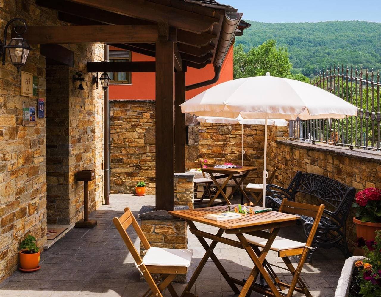 Foto 2 von 10: Casa Rural La Alcoba im Valle de Laciana mit Pool und Bergblick