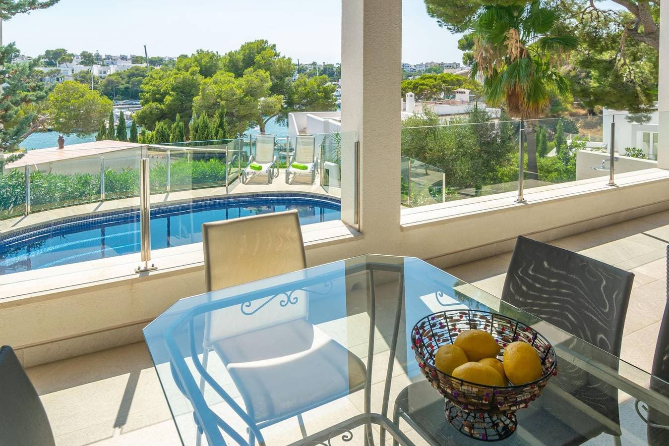Foto 5 von 43: Cala Llonga - Spektakuläre Villa mit privatem Pool und herrlichem Blick auf den Yachthafen. WiFi gratis