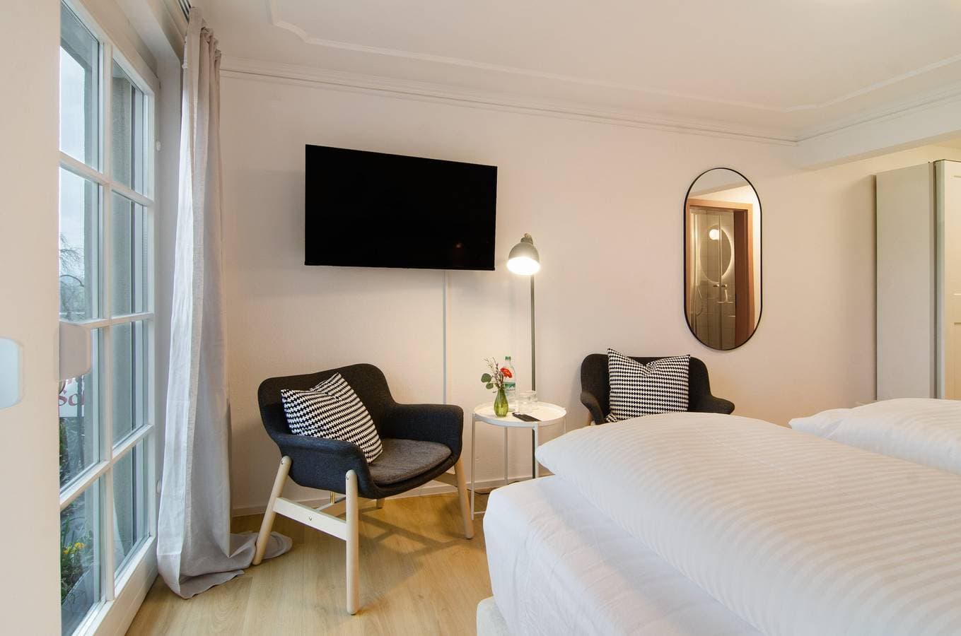 Foto 13 von 33: Zimmer 'Meersburg' mit gemeinsamer Terrasse und Wi-Fi