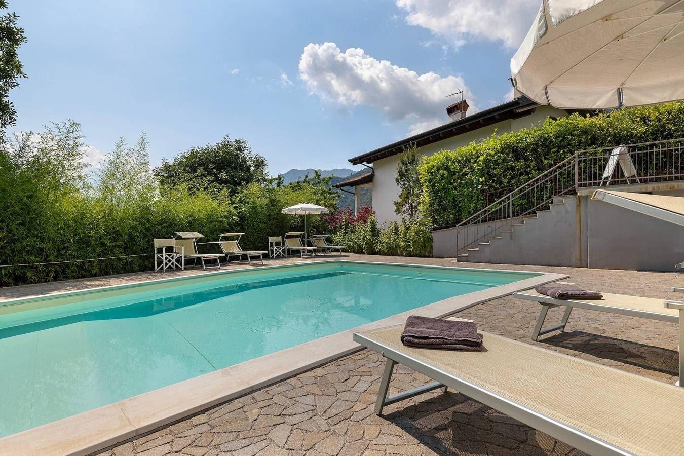 Foto 4 von 32: Eco del Garda – Deluxe Studio 101 mit überdachter Terrasse und Seeblick