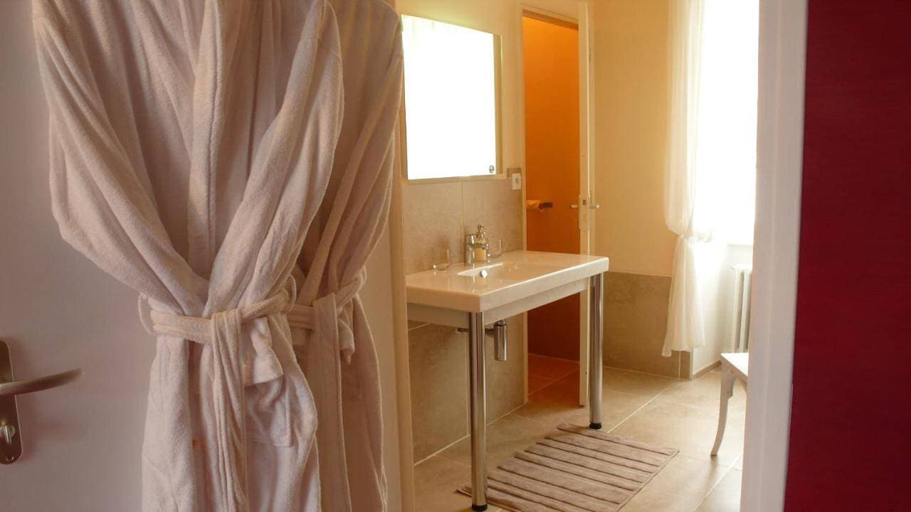 Foto 8 von 9: Double Room with Private Bathroom