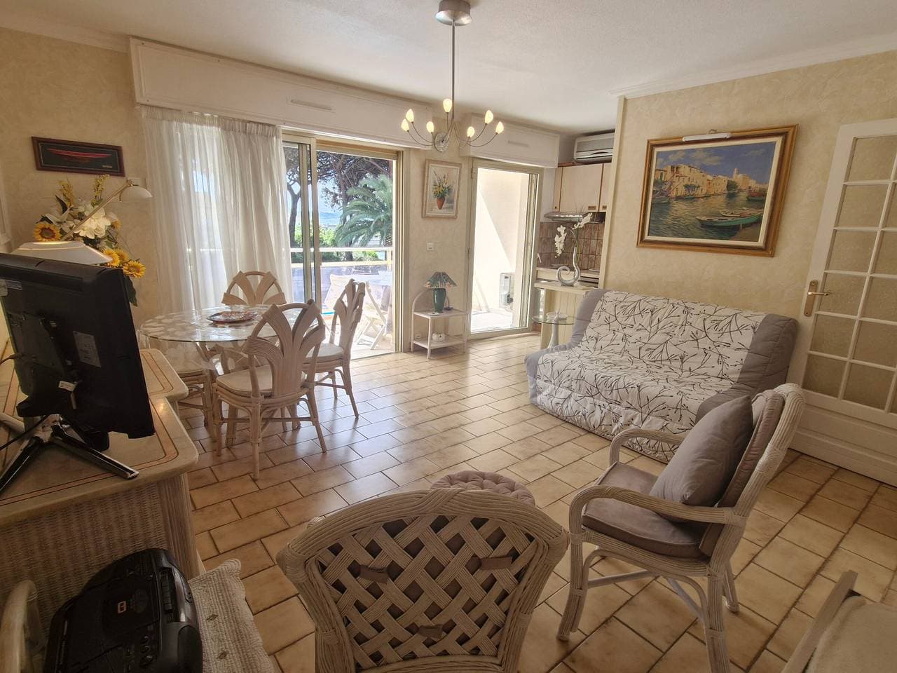 Foto 10 von 16: Studio mit Schlafbereich, Meerblick, Pool und Parkplatz in Sainte-Maxime