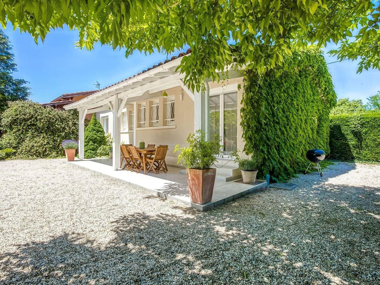 Foto 8 von 40: Ferienhaus in Barry-d'Islemade mit Pool