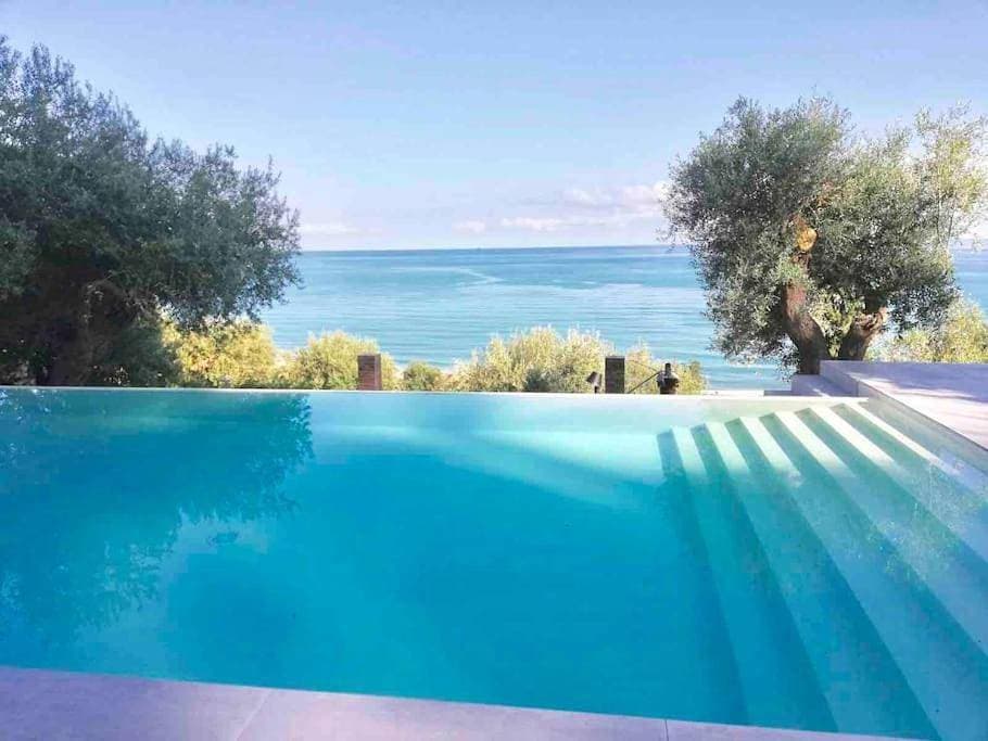 Privatpool der Villa Cefalù 1