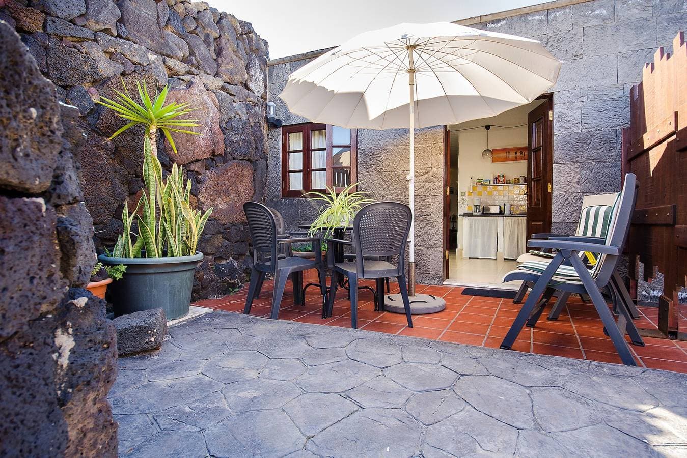 Foto 9 von 29: Rustikales Haus mit Terrassen, wunderschönem Poolbereich, und WLAN.