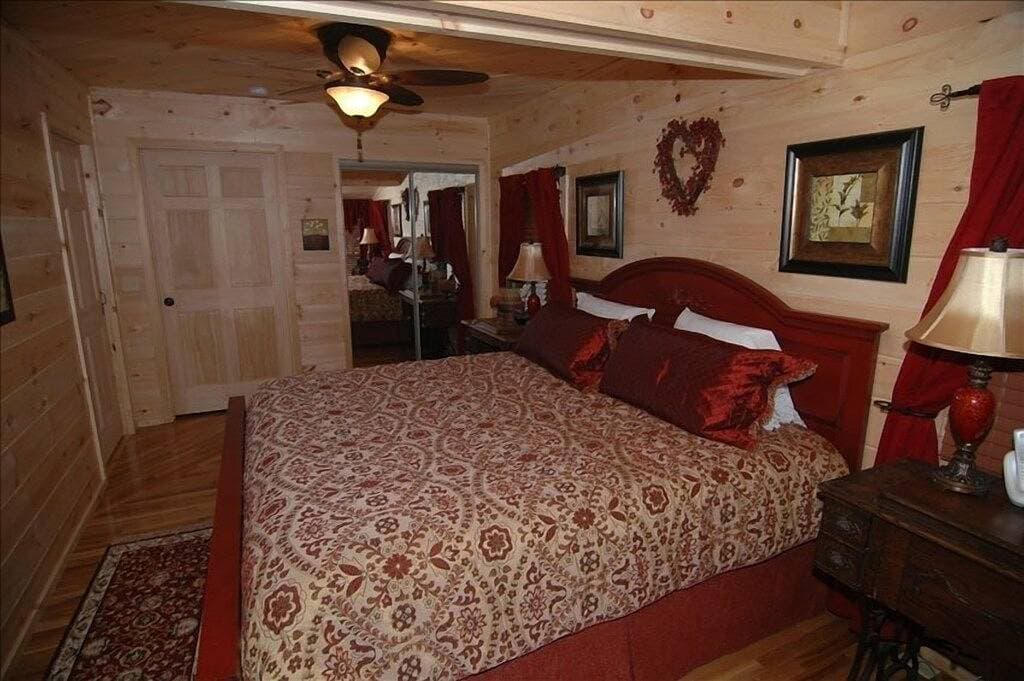 Am Fluss und in der Nähe der Innenstadt von Gatlinburg mit WIFI, Sauna und Whirlpool 1