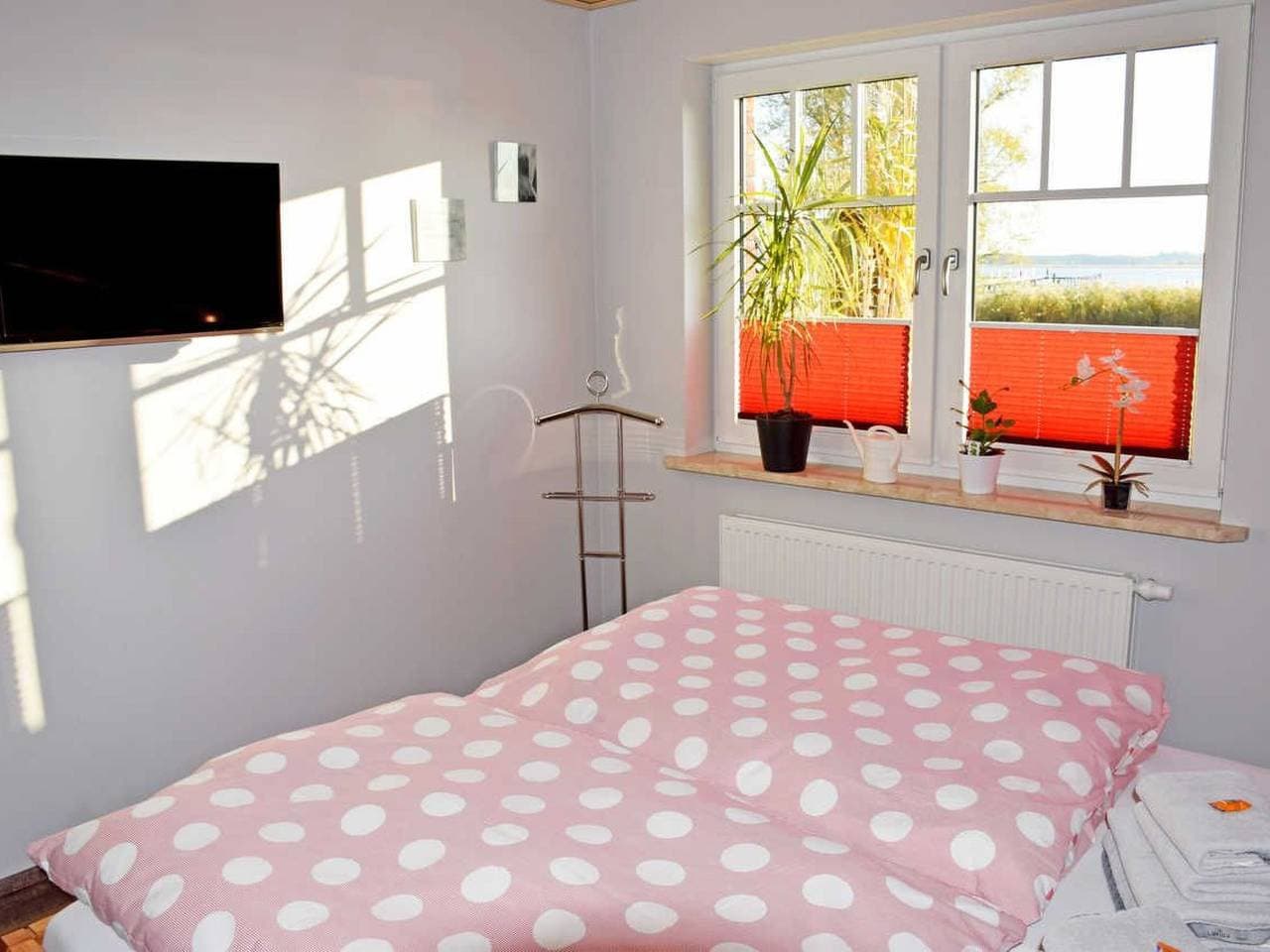 Foto 12 von 39: Ferienbungalow mit Terrasse und Seeblick in Sellin