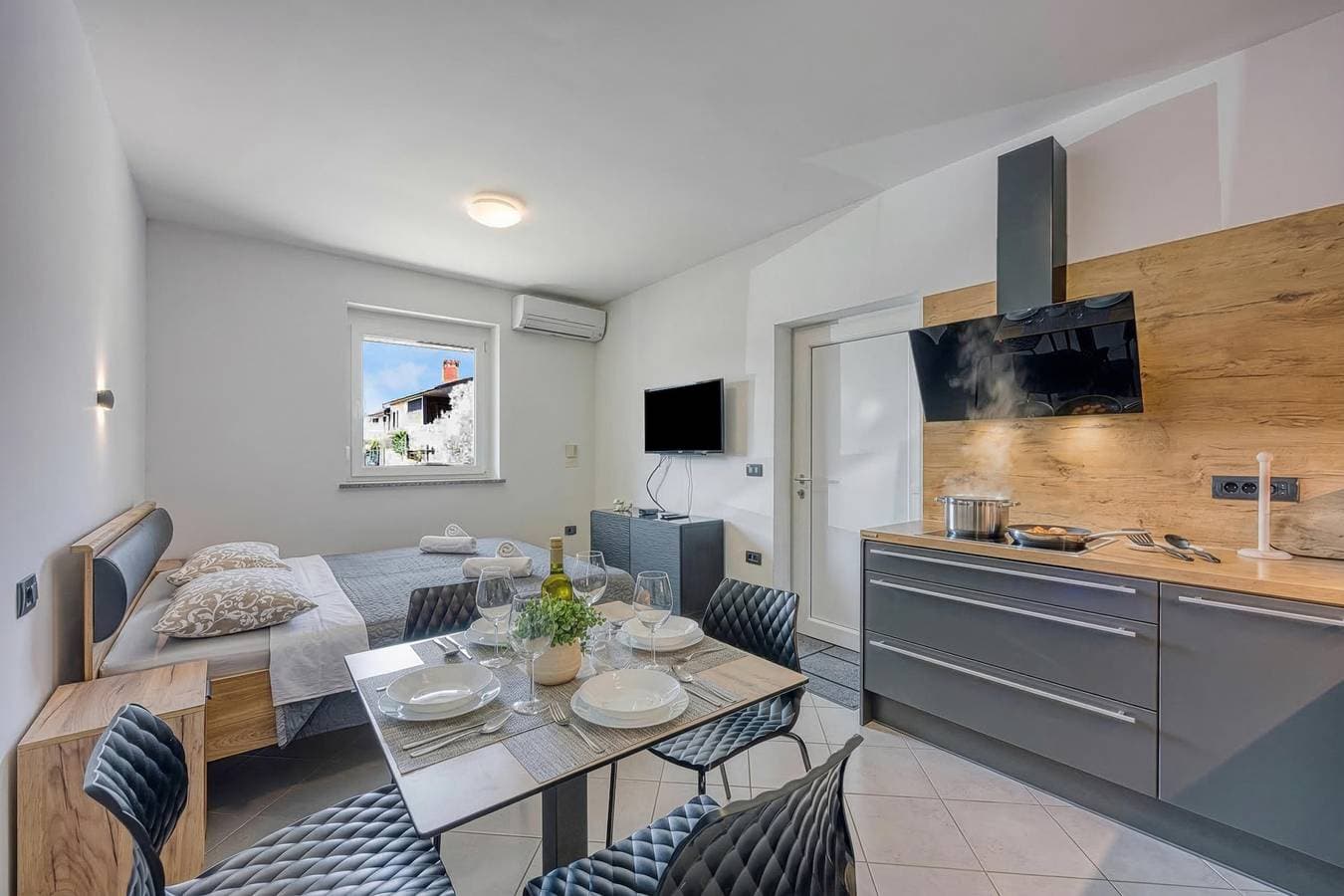 Modern Apt Deni: Terrace + Private Parking 1