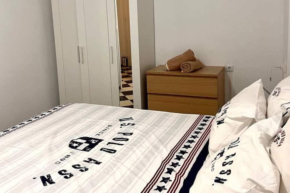 Foto 3 von 22: Cozy 2-bedroom apartment with WiFi, air-con and a  rooftop terrace with bbq.