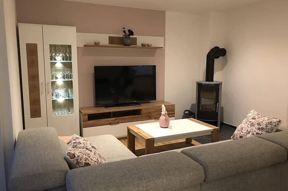 Ferienwohnung mit Sauna und Ofen - direkt am Wasser und Nähe zum See 1
