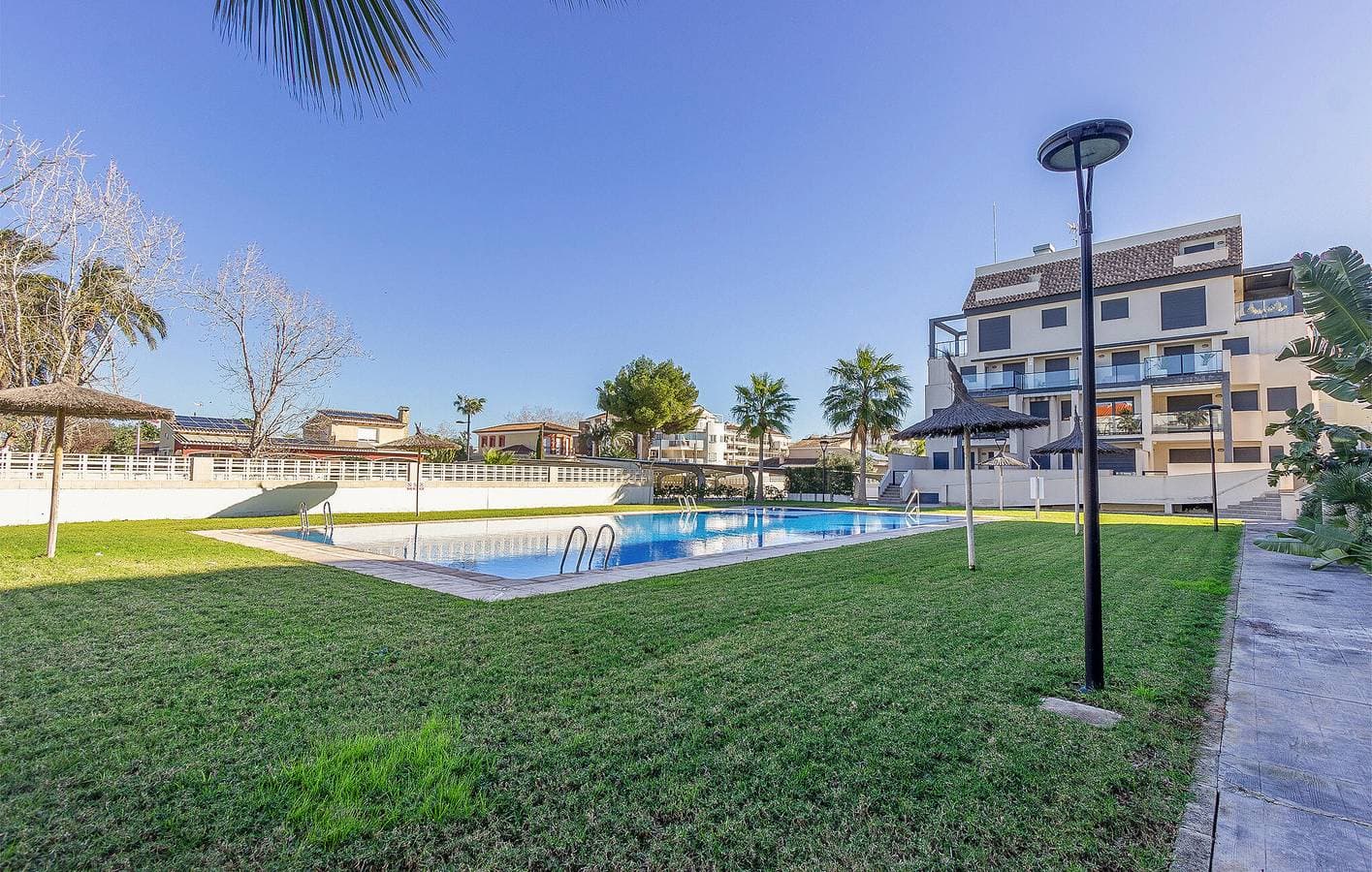 Foto 10 von 21: Luxus-Wohnung mit Pool, Terrasse und Internet, in der Nähe von Les Bovetes Strand