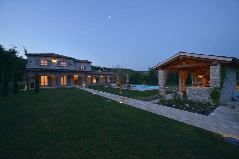 Foto 13 von 24: Luxus-Villa mit großem beheizten Pool und Spielzimmer