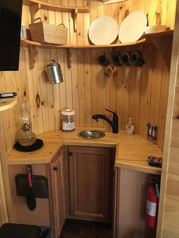 Foto 4 von 31: Das magische Baumhaus von Chez 'Tree Rest thront 35' über dem Waldboden!