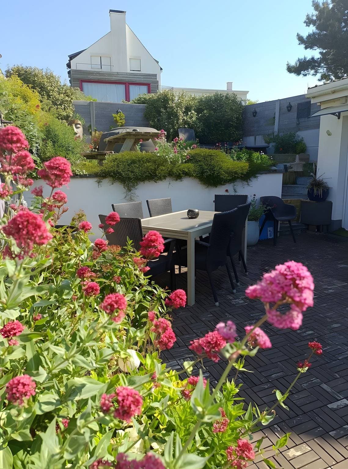 Foto 4 von 26: Gästezimmer „La Coccinelle Des Cap - Taupe Zen“ mit Meerblick, privater Terrasse & WLAN