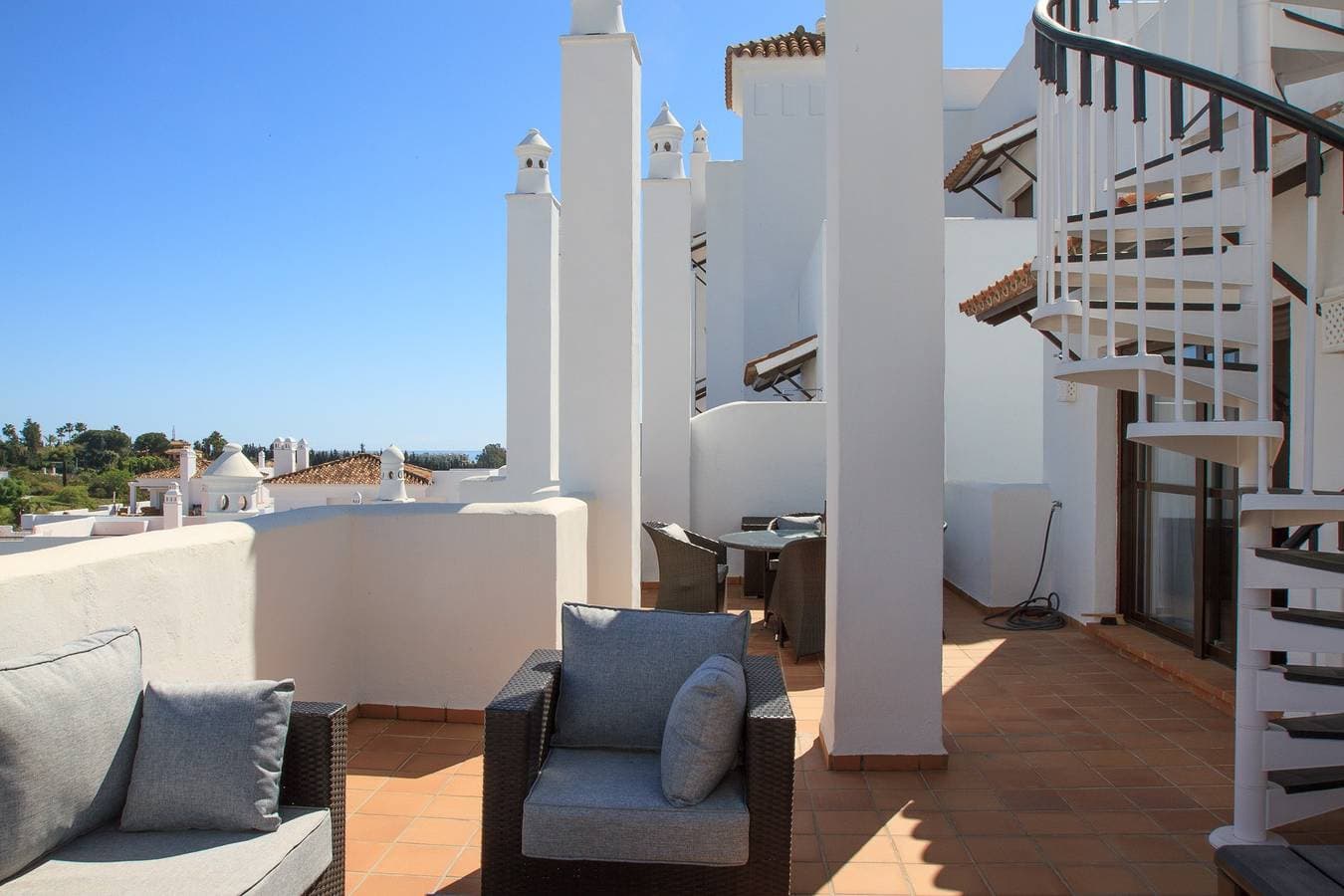 Foto 11 von 38: Top del Golf Hills Marbella - Large roof top lounge terrace
