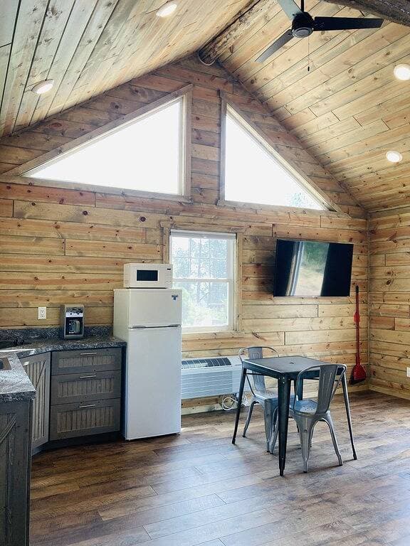 Foto 10 von 13: 8 miles to Mount Rushmore - Sleeps 2 - King Bed