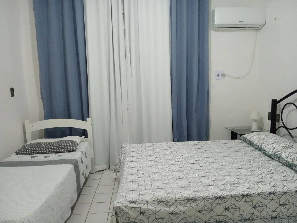 Foto 3 von 35: Nur wenige Schritte vom Strand entfernt - Erdgeschoss 2 Schlafzimmer Wohnung, Schwimmbäder, Klimaanlage, WLAN, Garage
