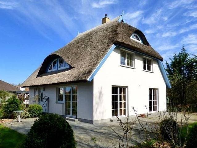 Ferienwohnung Uhlenhuus: Reetdachromantik mit Gartenterrasse & Carport 1